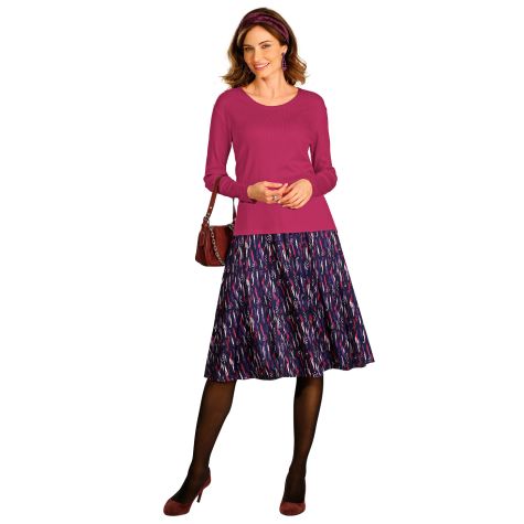 Cultivez l’allure classique qui ne manque pas de chic en arborant ce look composé d’un pull col rond en maille satinée et d’une jupe dansante imprimée !