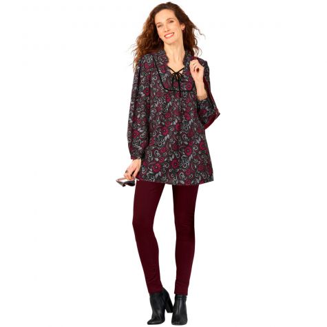 Chic en un tour de main avec ce look floral romantique si féminin à l’allure baroque réunissant une blouse imprimée et un caleçon uni !
