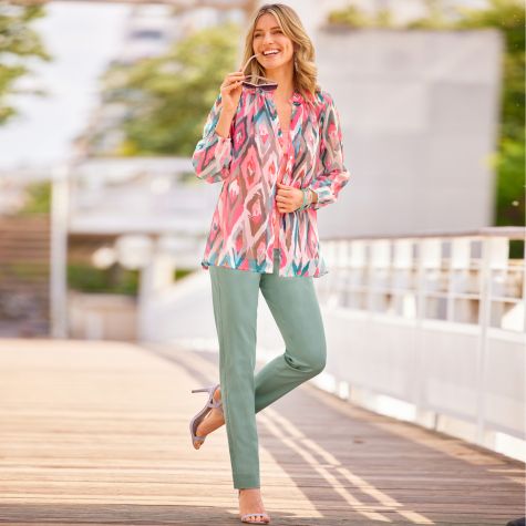 Pour prendre la mode du bon côté (coloré), offrez-vous ce look rafraîchissant aux couleurs tendres qui assortit un chemisier fluide et un pantalon coupe chino (avec un top en cadeau) !