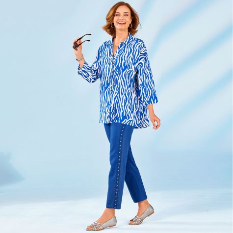 Des zébrures qui ont fière allure… avec cette tunique oversize esprit chemisier et ce pantacourt en twill, dynamisez votre look en blanc et bleu azur !