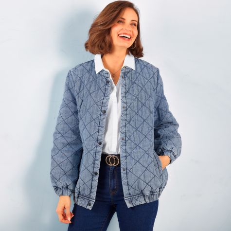 A la pointe de la mode en blouson denim matelassé sur une chemise en coton, et en pantalon 7/8e tous deux brodés cœur.