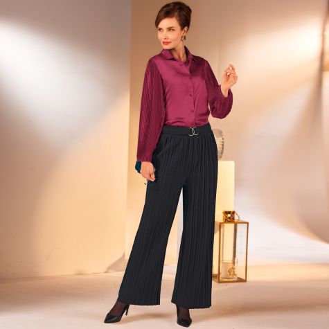 Ça ne fait pas un pli, vous serez aussi chic que glamour dans ce look qui assortit une chemise en tissu satin à un pantalon large et plissé Sergio di Fiori !