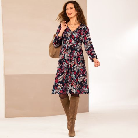 Boostez la saison grâce à cette tenue aux notes chatoyantes et exotiques : une belle robe dansante et de jolies bottes indémodables !