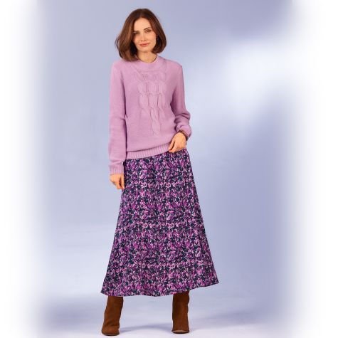 La grande classe hivernale : mixez le pull torsadé à une jupe longue au bel imprimé !