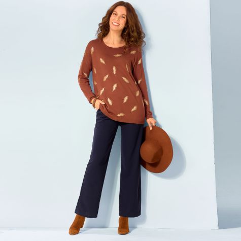 Facile à porter l’ensemble pull à motifs doré et pantalon en belle maille de crêpe, avec sa petite touche d’originalité lumineuse !