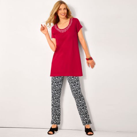 Exhibez votre féminité en tunique manches courtes et pantalon imprimé en maille, le tout en rouge et noir !