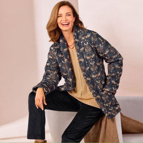 Réchauffez votre look pour un hiver solaire en pull torsadé doré, veste matelassée imprimée et pantalon en velours côtelé !