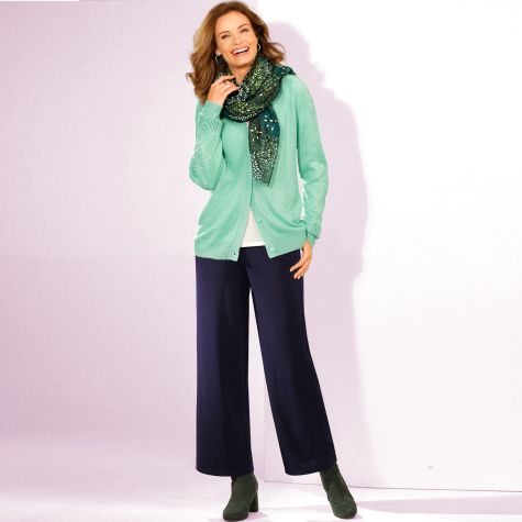 A la recherche d’une tenue intemporelle qui conjugue chaleur, style, et féminité ? C’est tout trouvé en gilet manches ajourées, pantalon en maille crêpe, et étole imprimée !