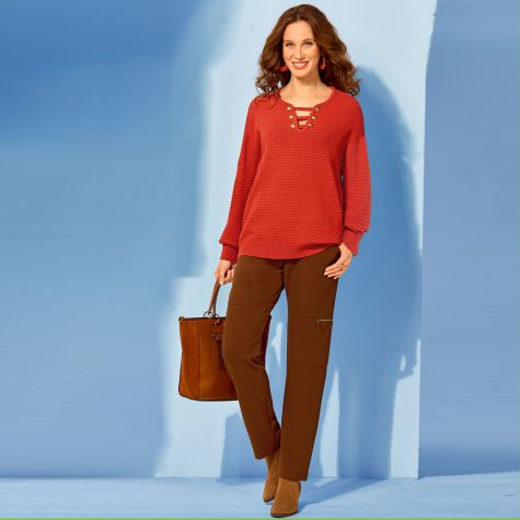 Un look plein de style pour ce trio féminin et tendance qui mélange habilement le masculin/féminin avec un pull à boutons dorés, un pantalon en maille et des bottines dessus cuir !