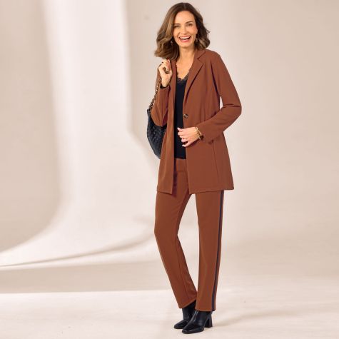 En tailleur chic ? Oui, mais confort !... C’est le pari réussi de ce combo tailleur veste longue et pantalon en maille extensible.