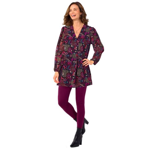 Un look casual et féminin qui joue sur le mix & match des volumes et un allongement de la silhouette, en blouse imprimée et fuseau en maille !