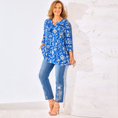 Un duo incontournable pour être toujours dans le thème : la jolie blouse imprimée et le pantalon 7/8e en denim !