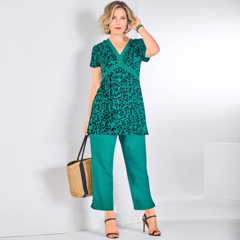Un look lumineux et tendance tout en étant décontracté à la fois ? Pari tenu pour cet ensemble qui rassemble une tunique imprimée et un pantacourt en lin mélangé !
