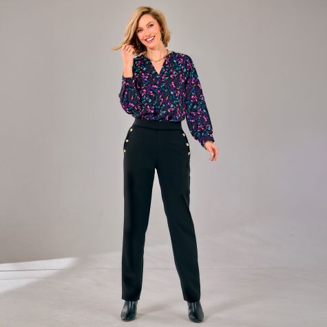 Tenue habillée : blouse imprimée et pantalon noir chic