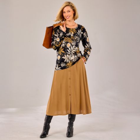 Tenue d'automne : t-shirt imprimé et jupe longue fluide camel