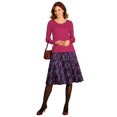 Cultivez l’allure classique qui ne manque pas de chic en arborant ce look composé d’un pull col rond en maille satinée et d’une jupe dansante imprimée !