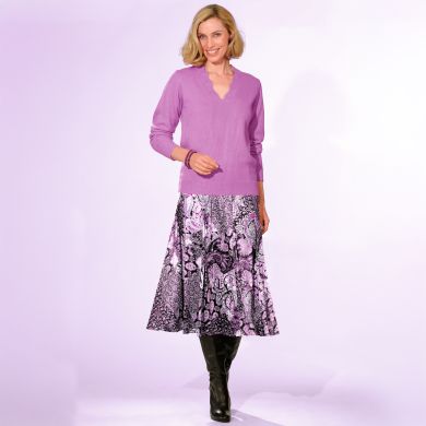 Look parme : pull uni et jupe fantaisie