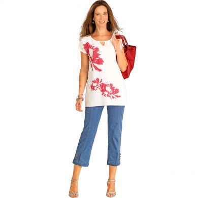 Une allure jeune et moderne qui valorise la silhouette avec l’association tunique à grands motifs floraux au beau tombé, et pantacourt en denim extensible et affinant !