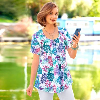 Un look romantique empreint de modernité… resplendissez dans cette blouse légère à l’imprimé contrastant qui vous met en vedette !