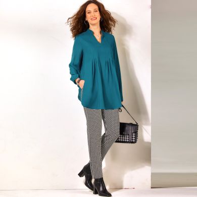 Un style moderne et intemporel à la fois avec ce duo blouse fluide colorée et pantalon en maille jacquard !