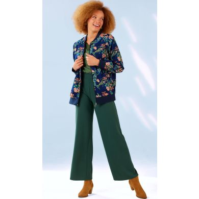 La tenue tendance par excellence : blouson imprimé floral, blouse ultra-féminine, pantalon ample et bottines à talons !