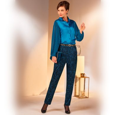 Un must-have de votre vestiaire chic composé d’une chemise satinée et d’un pantalon imprimé en maille !