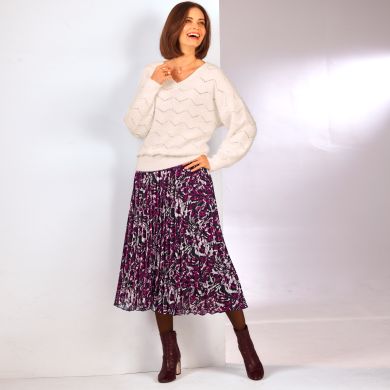 Affichez votre style avec ce pull élégant en maille poilue accompagné d’une jupe longue plissée en voile !