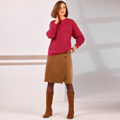 Réchauffez votre look dans cette tenue ultra tendance déclinée dans des couleurs chaudes, et qui met en lumière un pull uni ajouré, une jupe droite en velours, et des bottes mode en cuir !