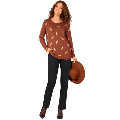 A la recherche d’une tenue tendance, chaude à croquer, et chic en même temps ? Brillez dans ce duo qui associe pull à motifs dorés et pantalon droit !
