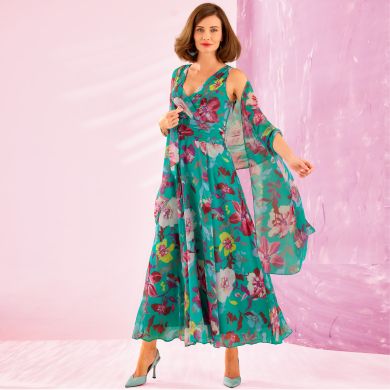 Une occasion spéciale ou tout simplement l’envie d’être élégante ? Dévoilez votre féminité avec style dans cette sublime robe longue en voile Sergio di Fiori accompagnée de son étole !