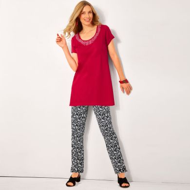 Exhibez votre féminité en tunique manches courtes et pantalon imprimé en maille, le tout en rouge et noir !