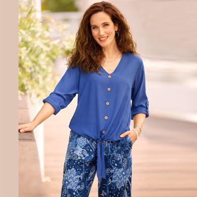 Envie d’un look bohème chic tout en fluidité et en féminité ? Vous voici comblée avec cet ensemble blouse unie à nœud fantaisie et pantalon imprimé !