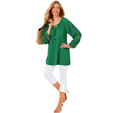 Une silhouette estivale qui fait la part belle à la fantaisie : craquez pour ce look qui mixe une blouse brodée et un pantacourt fantaisie !