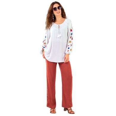 Craquez pour le charme printanier de ce look coloré aux accents folk qui associe blouse brodée et pantalon fluide !
