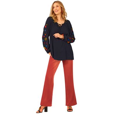 Un joli match plein de fraîcheur et de couleurs avec ce duo blouse brodée et pantalon en viscose crépon !