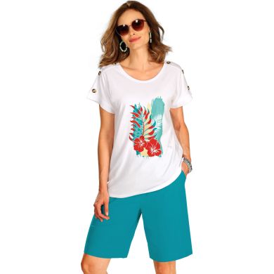 On profite à fond de la belle saison en tee-shirt imprimé exotique et bermuda !
