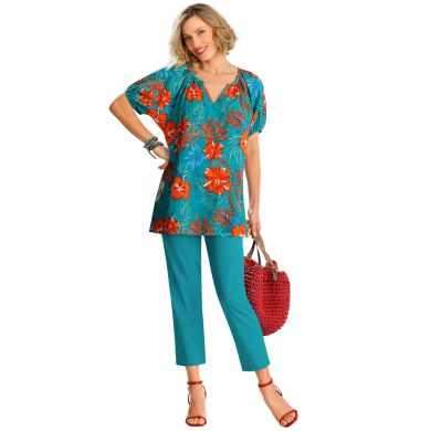 Mettez les voiles sur une nature florissante avec ce look plein de peps réunissant blouse imprimée et pantalon uni 7/8e !