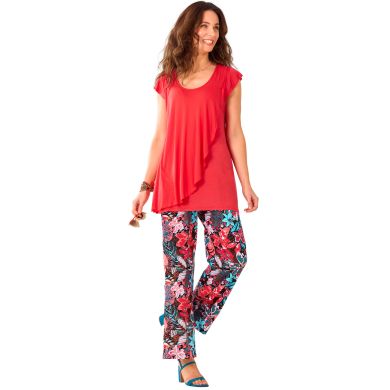 Envie d’évasion ? Cap sur la mode tendance en tee-shirt effet drapé fantaisie et pantalon fluide imprimé !