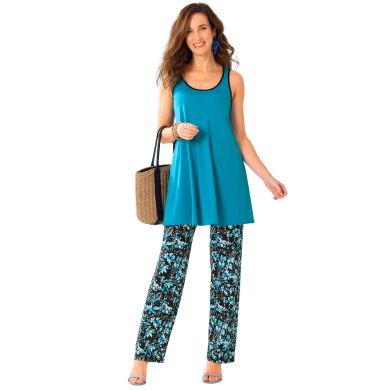 LA tenue complice pour accompagner votre été en toute sérénité, c’est tout trouvé avec cette tunique sans manches turquoise et ce pantalon imprimé en maille, le tout dans les tons turquoise !