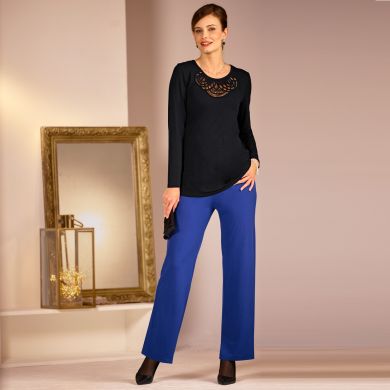 La fantaisie ultra chic dans ce look composé de basiques pas si classiques... pour une allure qui vous démarque en tee-shirt et pantalon en maille !