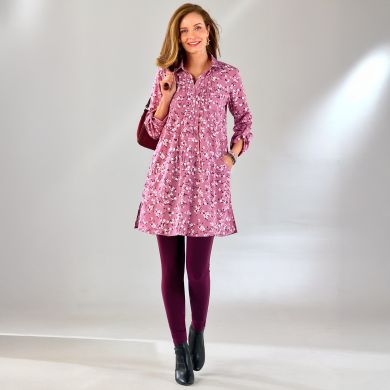 Tenue confortable dans un style romantique : chemise rose  fleurie sur legging bordeaux
