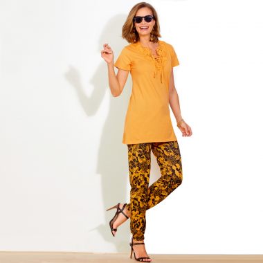 Tee-shirt long et manches courtes, col guipure et lacé, sur pantalon fluide imprimé ethnique.
