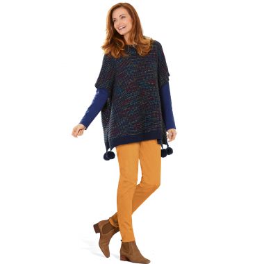 Poncho à pompons, tee-shirt col tunisien et pantalon twill, cet hiver sera coloré ! 