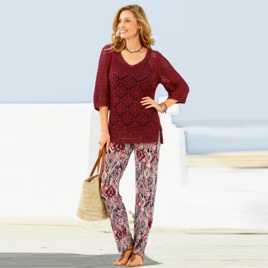 Pull maille aspect crochet ajouré, pantalon fluide  et débardeur à fines bretelles, la tenue stylée de l’été !