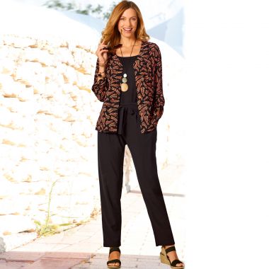 Chemise imprimée, pantalon à pinces et sandales  élastiquées, vous êtes charmante ! 