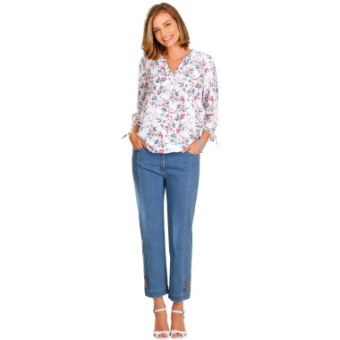 Blouse imprimée fleurs et pantacourt denim patte boutonnée, la tenue indémodable de la saison douce ! 