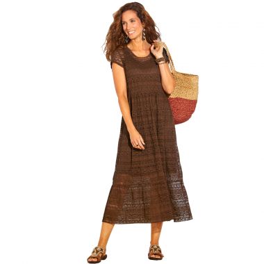 Robe longue en dentelle, sandales en cuir confort et cabas  en jute bicolore, vous êtes séduisante ! 