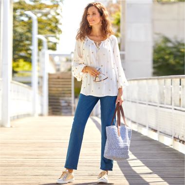 Tunique fluide à paillettes avec col noué sur pantalon denim confort