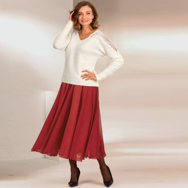 On aime ce tandem qui mêle cocooning et élégance féminine dans un pull en douce maille poilue et une jupe longue en voile créponné Sergio di Fiori !