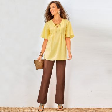 Tunique à lien, pantalon à imprimé végétal et sandales en cuir velours : idéal pour flâner sous le soleil